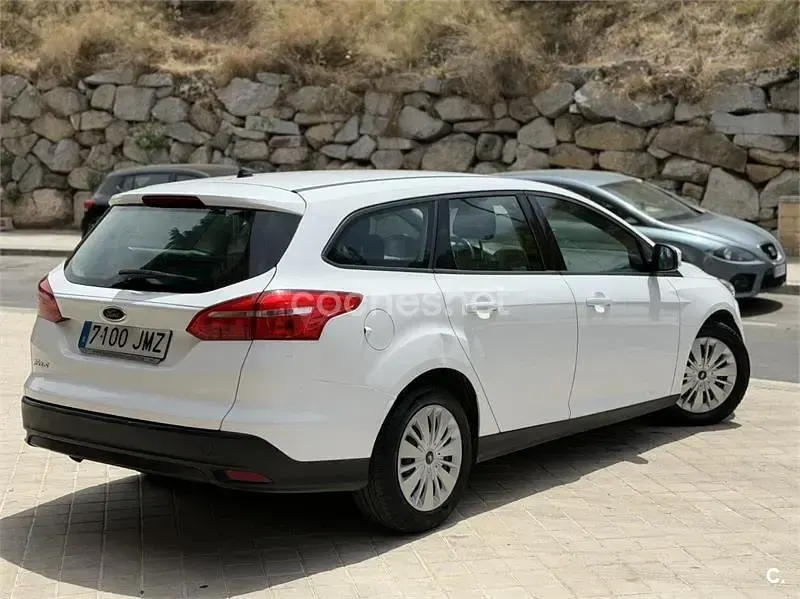 Usado Ford Focus Trend 120 CV (88 kW) 2016 Blanco Familiar