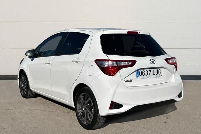 Używany Toyota Yaris 111 KM (81 kW) 2020 Biały Sedan/Limuzyna