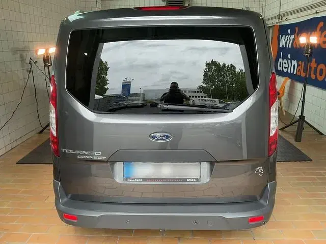 Usado Ford Tourneo Connect Trend 120 CV (88 kW) 2017 Gris Monovolumen