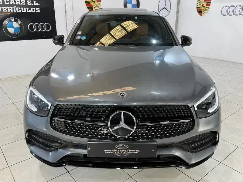 Usado Mercedes GLC300e 320 CV (235 kW) 2021 Gris / plata Coupe
