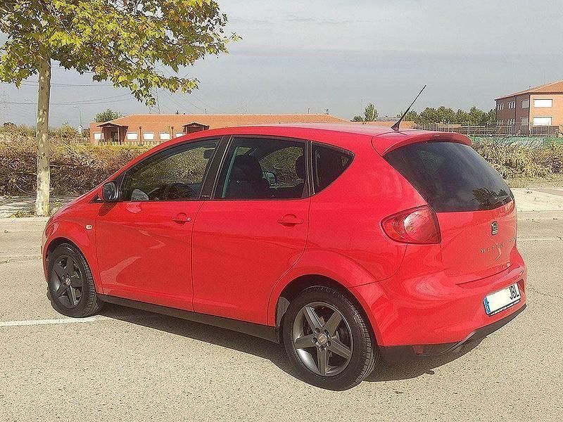 Usado Seat Altea Ecomotive 105 CV (77 kW) 2014 Rojo Monovolumen