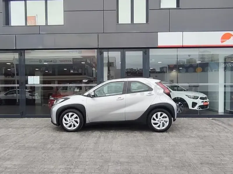 Usado Toyota Aygo X 72 CV (52 kW) 2023 Gris / plata SUV