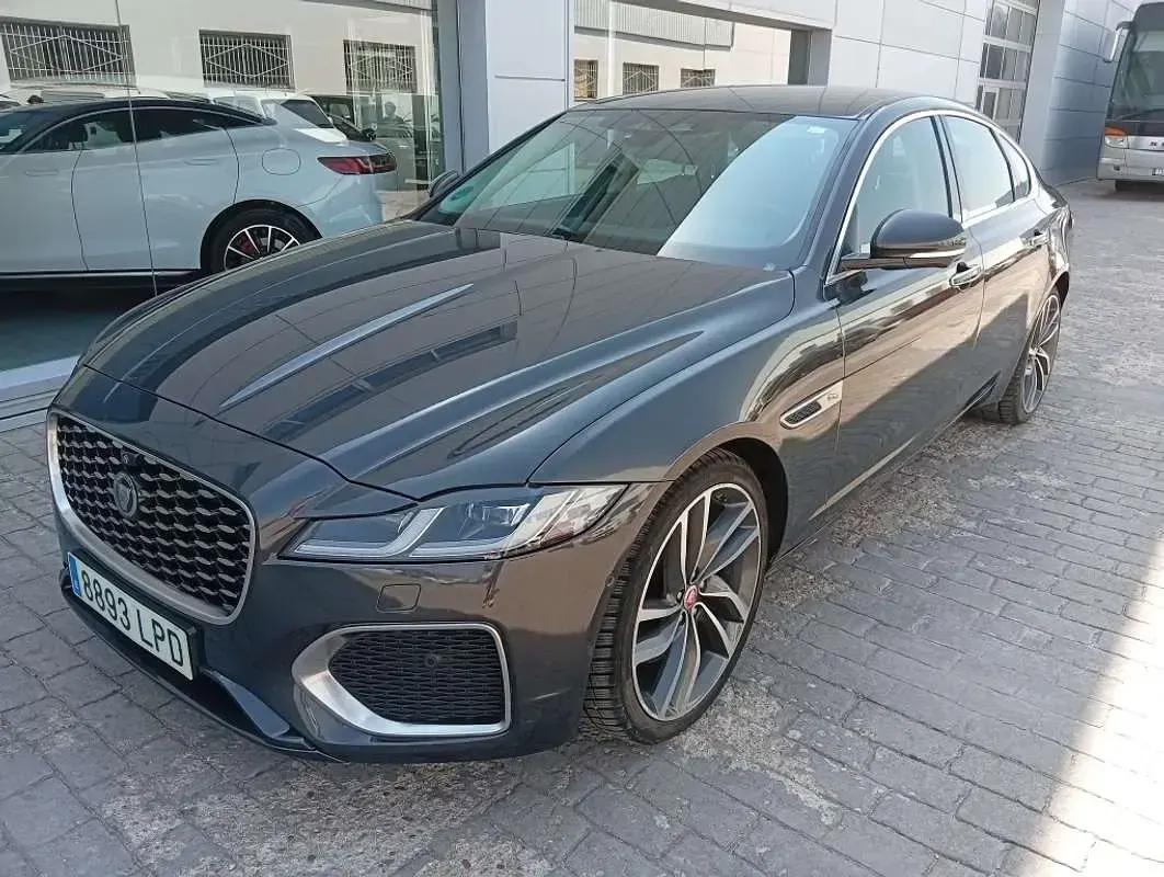 Usado Jaguar XF Sportbrake SE 300 CV (220 kW) 2021 Gris Familiar