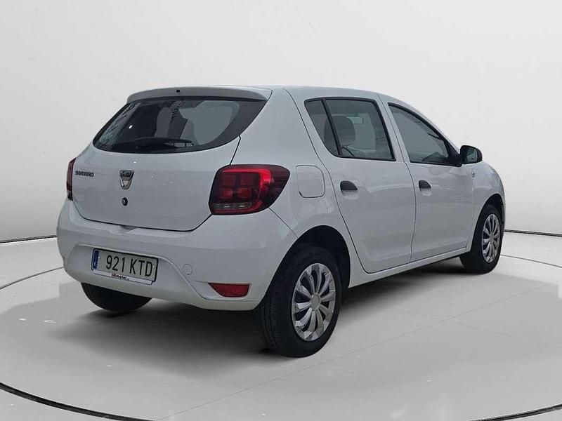 Usado Dacia Sandero Acces 73 CV (53 kW) 2019 Blanco Utilitario