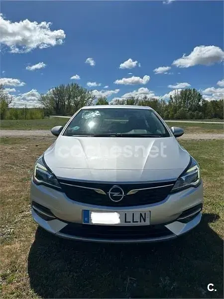 Usado Opel Astra 105 CV (77 kW) 2020 Gris / plata Berlina