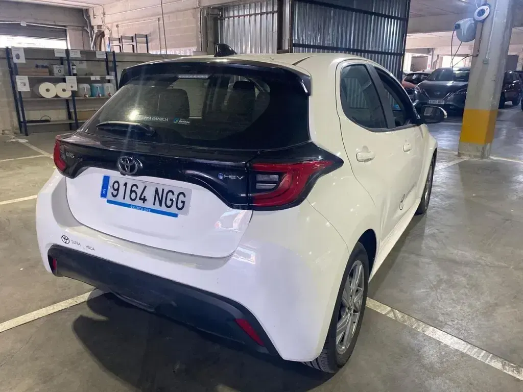 Usado Toyota Yaris Hybrid Active 115 CV (84 kW) 2025 Blanco Berlina