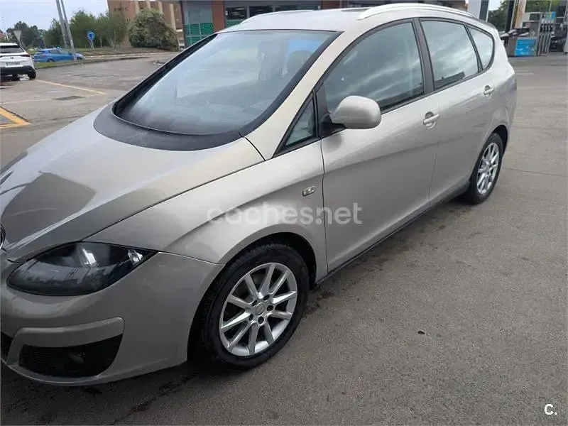 Usado Seat Altea XL Reference 105 CV (77 kW) 2011 Beige Monovolumen