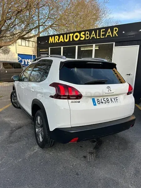 Usado Peugeot 2008 Allure 130 CV (95 kW) 2019 Blanco SUV