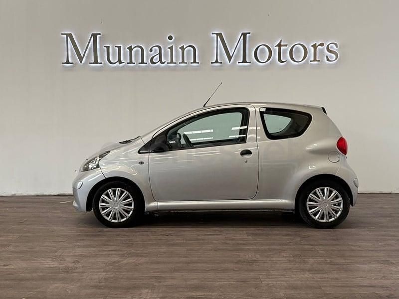 Usado Toyota Aygo Connect Style 68 CV (50 kW) 2010 Gris / plata Utilitario