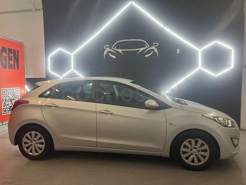 Usado Hyundai i30 110 CV (80 kW) 2016 Gris / plata Berlina