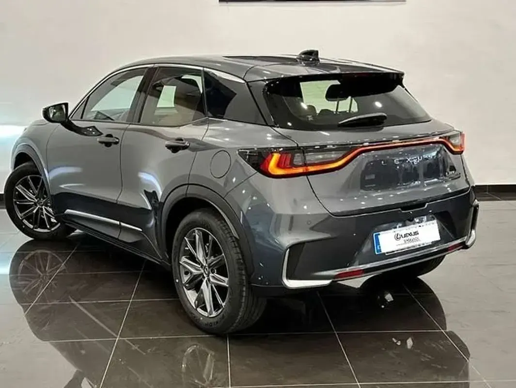 Usado Lexus LBX 136 CV (100 kW) 2025 Gris SUV