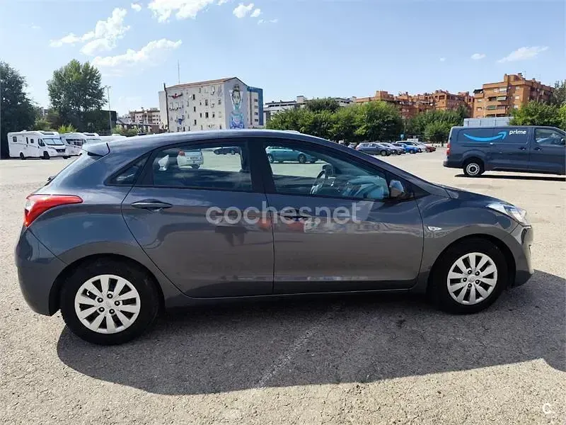 Usado Hyundai i30 110 CV (80 kW) 2015 Gris / plata Berlina