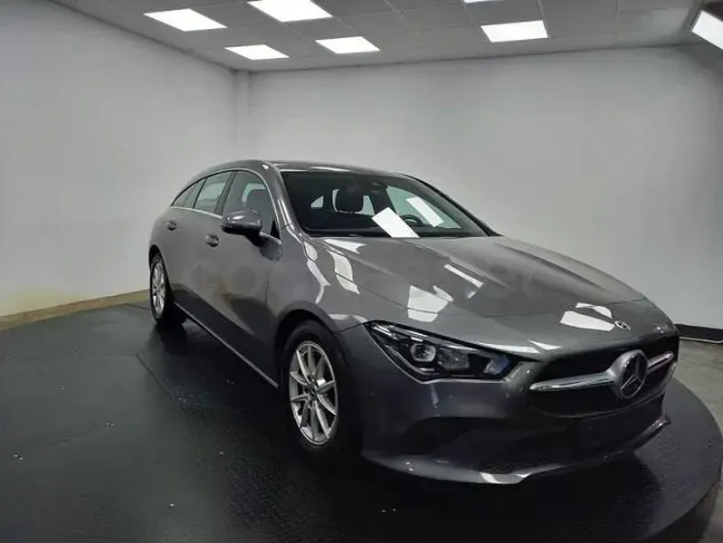 Usado Mercedes CLA200 Shooting Brake 150 CV (110 kW) 2021 Gris / plata Familiar