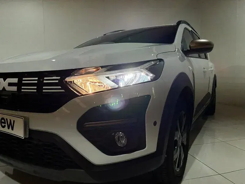Usado Dacia Jogger Extreme 120 CV (88 kW) 2026 Blanco Monovolumen