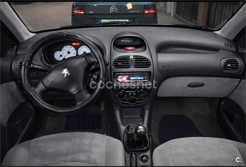 Usado Peugeot 206 75 CV (55 kW) 2004 Blanco Berlina