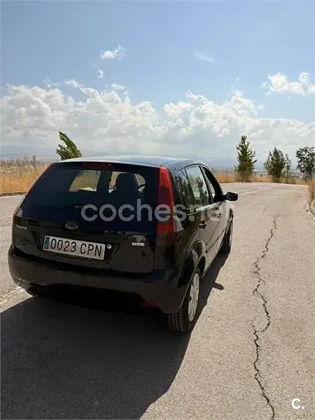Usado Ford Fiesta Trend 68 CV (50 kW) 2003 Negro Utilitario