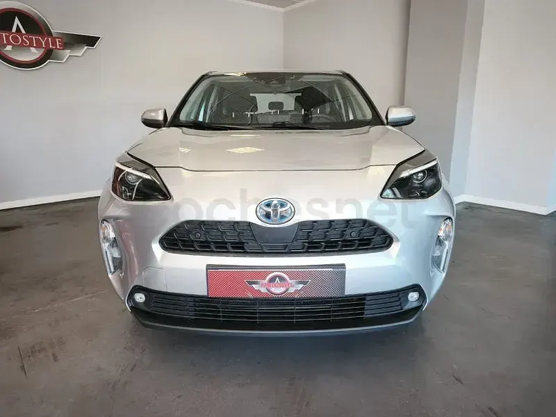 Usado Toyota Yaris Cross Business Edition 116 CV (85 kW) 2023 Gris / plata SUV