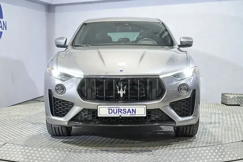 Usado Maserati Levante 430 CV (316 kW) 2022 Gris / plata SUV