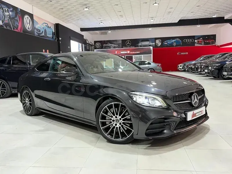 Usado Mercedes C300 258 CV (189 kW) 2019 Gris / plata Coupe