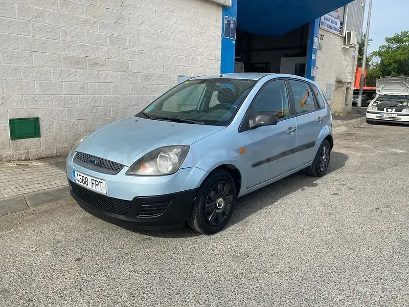 Usado Ford Fiesta Ambiente 70 CV (51 kW) 2007 Gris / plata Utilitario