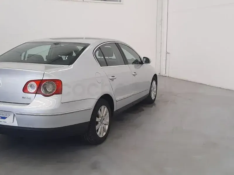 Usado VW Passat Advance 140 CV (102 kW) 2005 Gris / plata Berlina