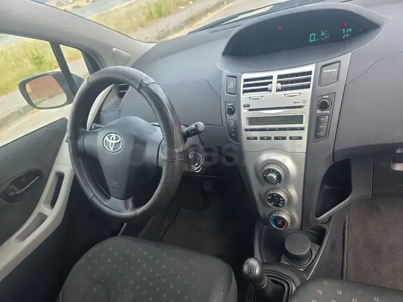 Usado Toyota Yaris 87 CV (63 kW) 2008 Rojo Utilitario