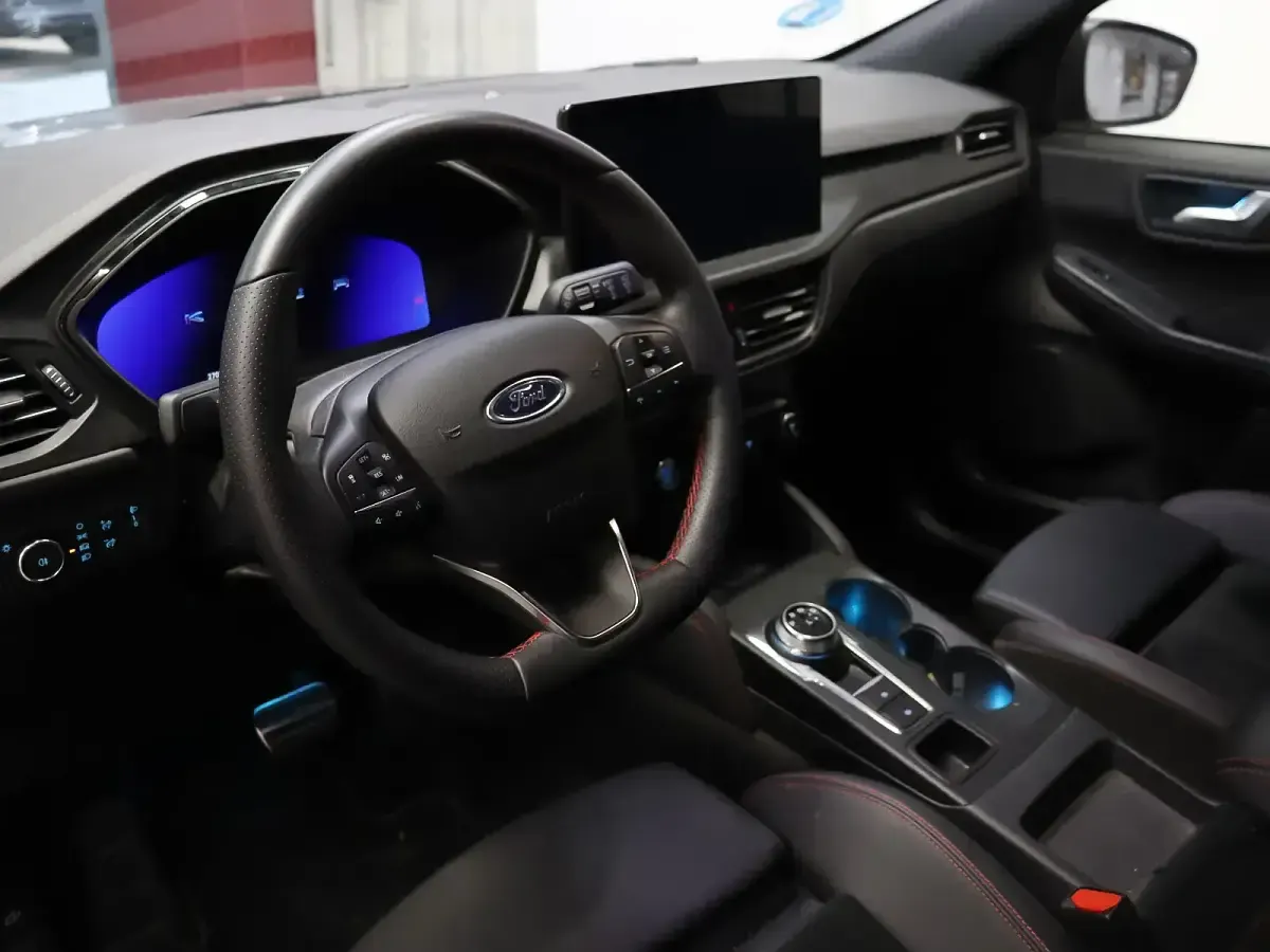 Usado Ford Kuga ST-Line X 243 CV (178 kW) 2025 Gris SUV