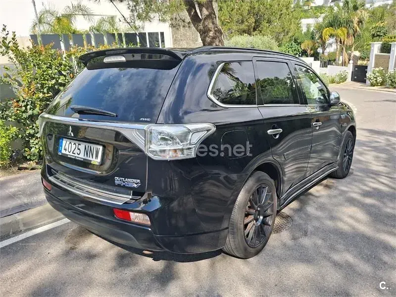 Usado Mitsubishi Outlander P-HEV 203 CV (149 kW) 2014 Negro SUV