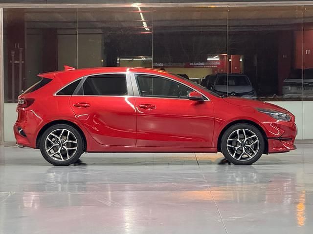 Usado Kia Ceed 101 CV (74 kW) 2021 Rojo Utilitario