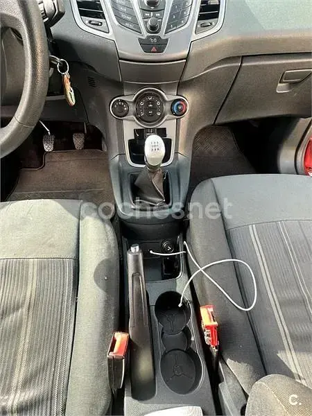 Usado Ford Fiesta Trend 82 CV (60 kW) 2009 Granate Berlina