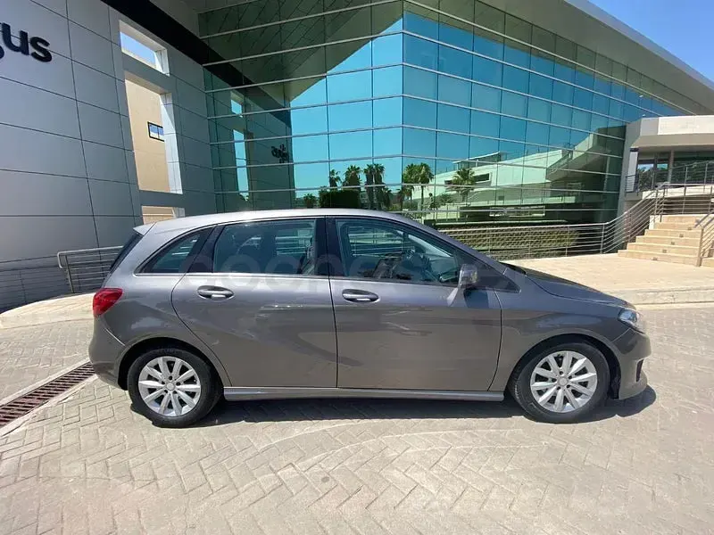 Usado Mercedes B180 109 CV (80 kW) 2017 Gris / plata Monovolumen
