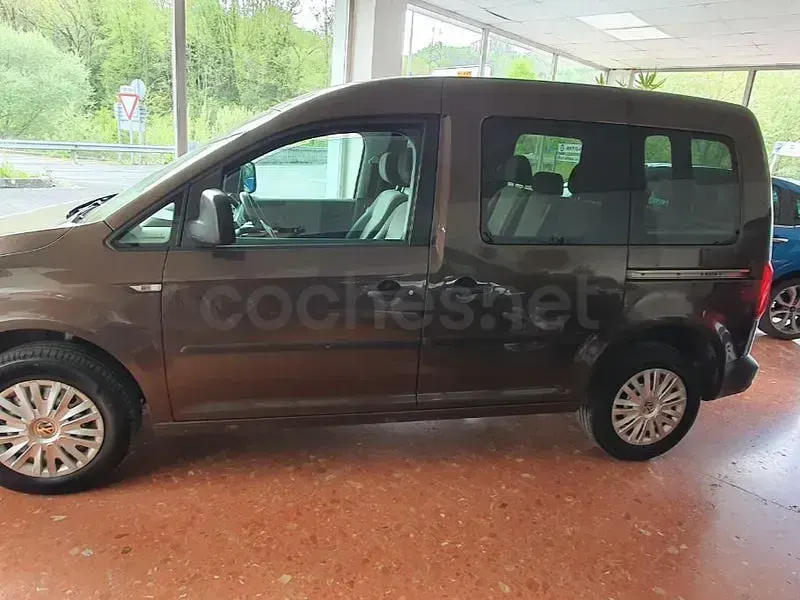Usado VW Caddy Trendline 102 CV (75 kW) 2016 Marrón Monovolumen