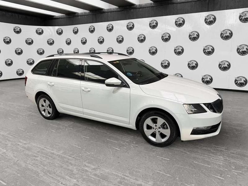 Usado Skoda Octavia Ambition 131 CV (96 kW) 2020 Blanco Familiar