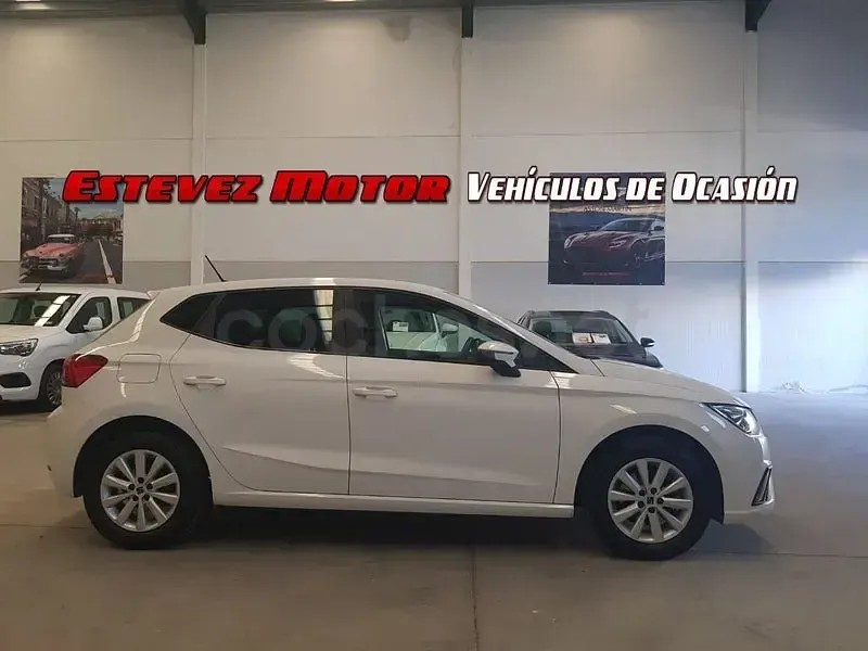 Usado Seat Ibiza Style Plus 110 CV (80 kW) 2022 Blanco Utilitario