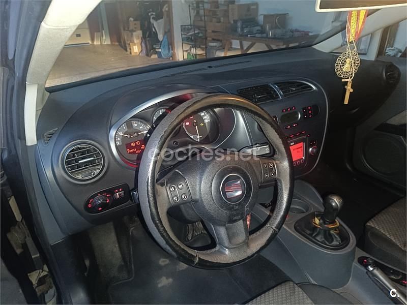 Usado Seat Leon Sport 105 CV (77 kW) 2007 Negro Utilitario