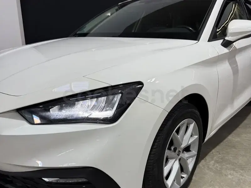 Usado Seat Leon Style 110 CV (80 kW) 2021 Blanco Berlina