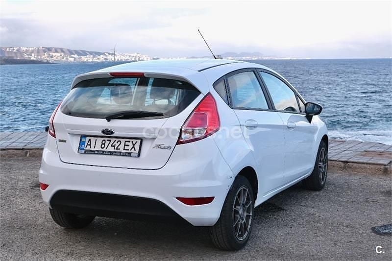 Usado Ford Fiesta Trend 100 CV (73 kW) 2016 Blanco Berlina