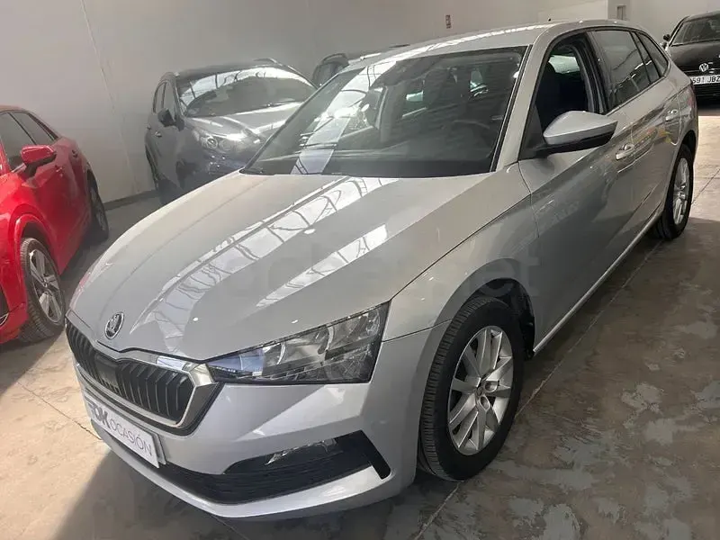 Usado Skoda Scala Ambition 95 CV (69 kW) 2023 Gris / plata Utilitario