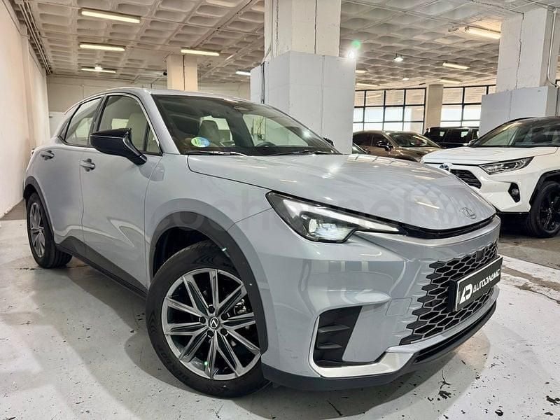 Usado Lexus LBX 136 CV (100 kW) 2024 Gris / plata SUV