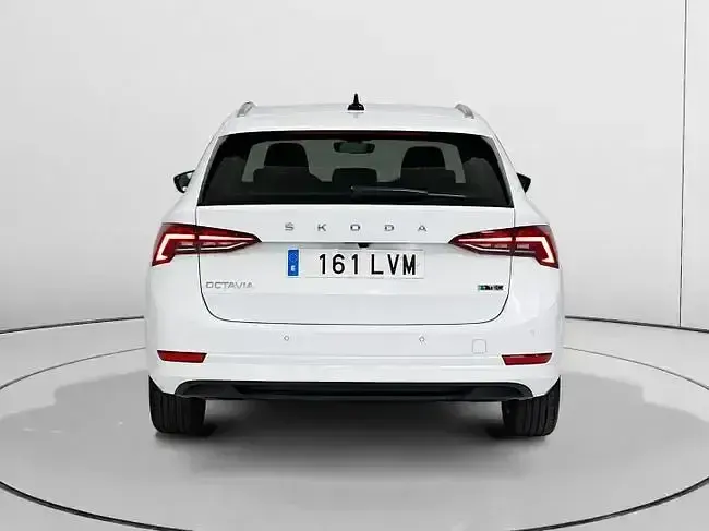 Usado Skoda Octavia Ambition 110 CV (80 kW) 2021 Blanco Familiar