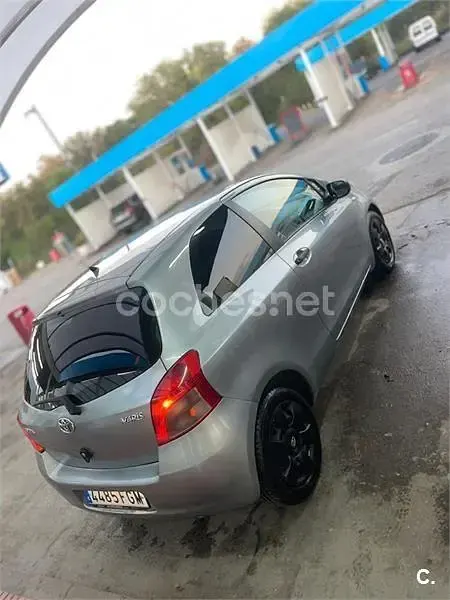 Usado Toyota Yaris 90 CV (66 kW) 2006 Gris / plata Berlina