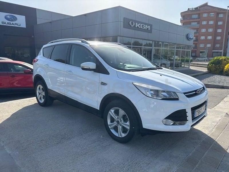 Usado Ford Kuga Trend 120 HP (88 kW) 2015 Branco SUV
