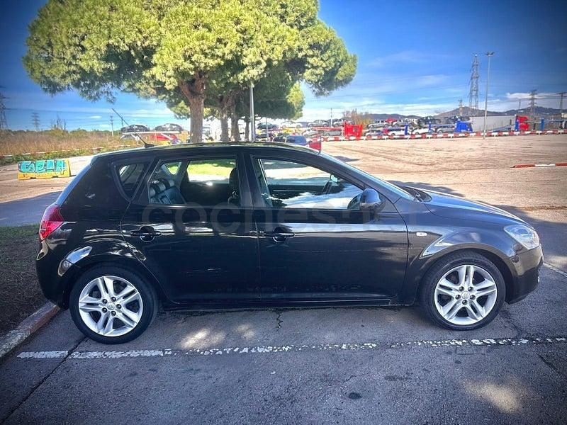 Usado Kia Ceed 115 CV (84 kW) 2009 Negro Utilitario