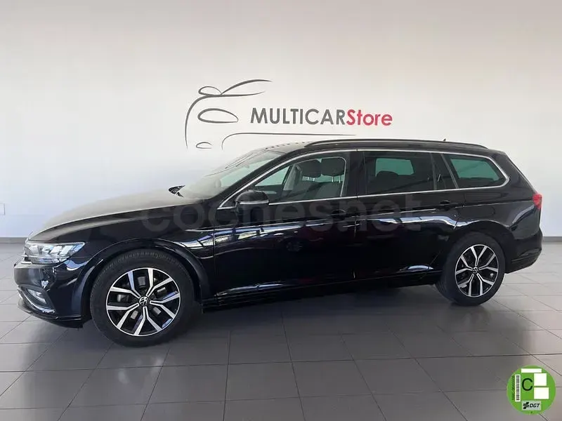 Usado VW Passat Executive 150 CV (110 kW) 2023 Negro Familiar