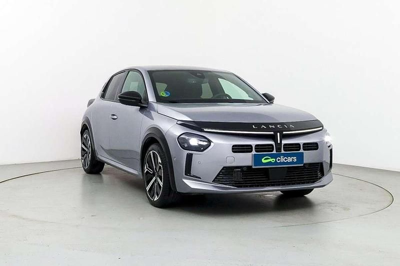 Usado Lancia Ypsilon 99 CV (72 kW) 2025 Plateado Utilitario