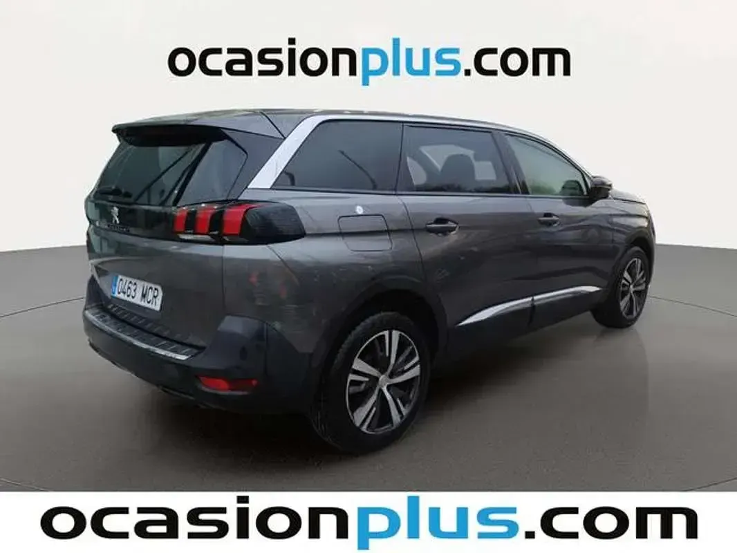Usado Peugeot 5008 Allure 131 CV (96 kW) 2022 Gris plata Monovolumen