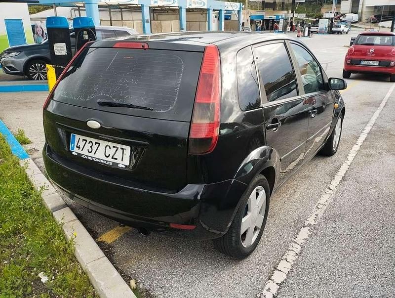 Usado Ford Fiesta Trend 80 CV (58 kW) 2004 Negro Utilitario