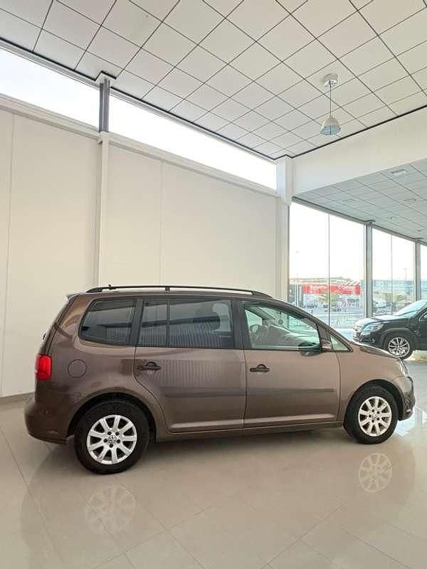Usado VW Touran Advance 105 CV (77 kW) 2014 Marrón Monovolumen