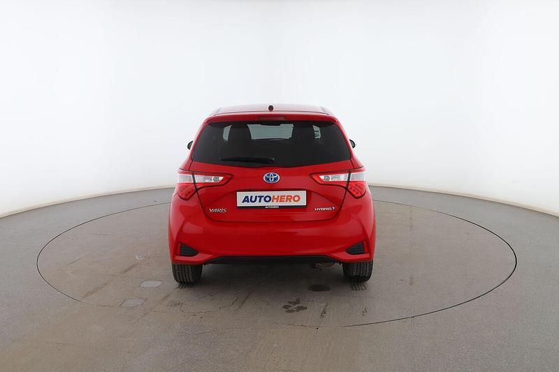 Usado Toyota Yaris Hybrid 101 CV (74 kW) 2020 Rojo Utilitario