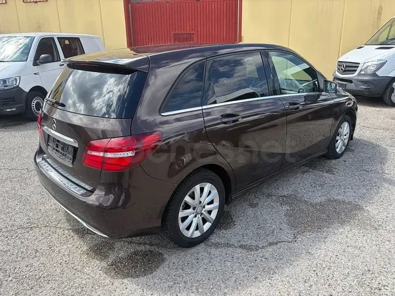 Usado Mercedes B200 136 CV (100 kW) 2017 Marrón Utilitario